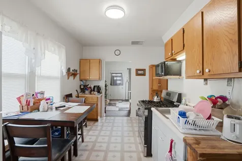 443 16TH Avenue East Moline IL 61244
