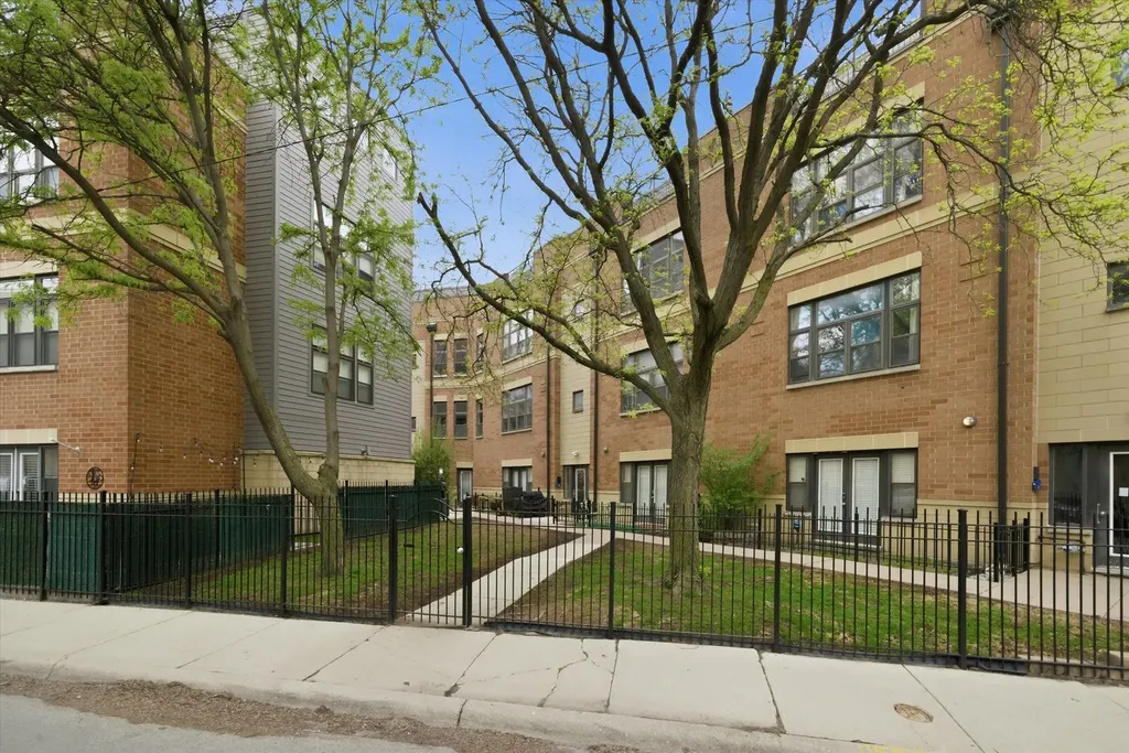 2306 West Bloomingdale Avenue Chicago IL 60647