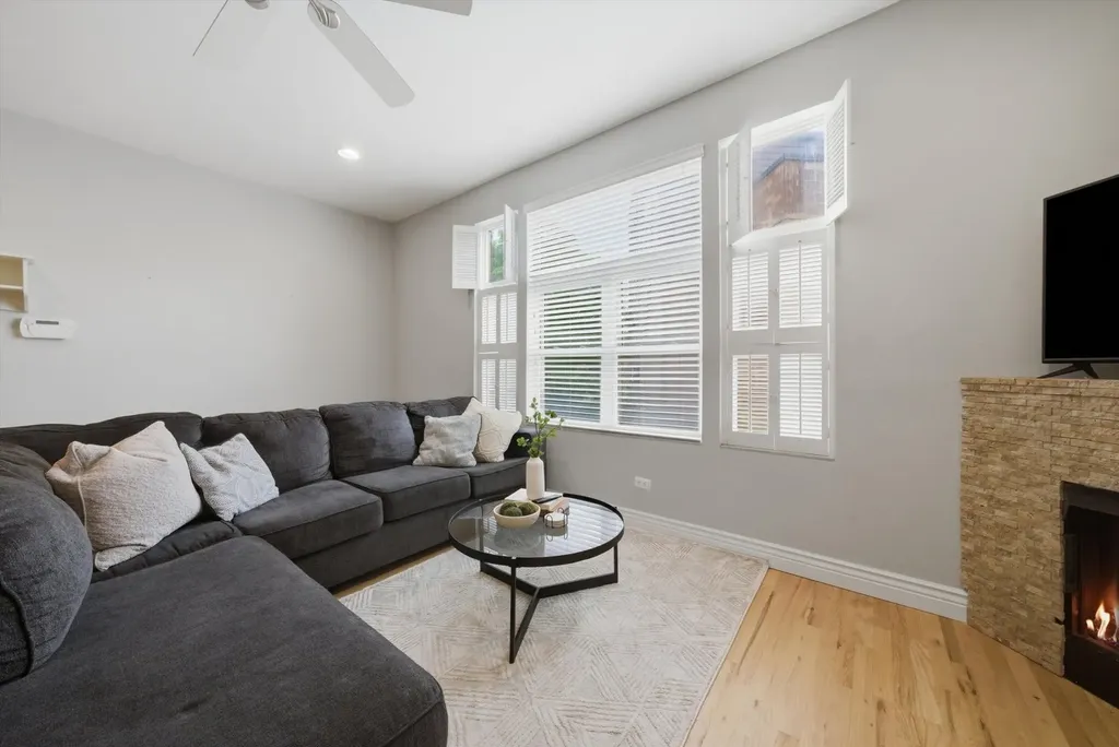 2306 West Bloomingdale Avenue Chicago IL 60647