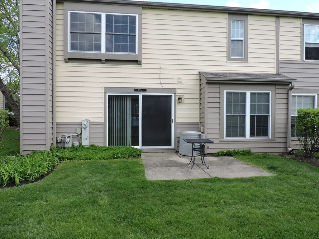 1334 Gloucester Circle Carol Stream IL 60188