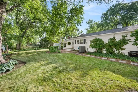 301 Willow Lane Geneva IL 60134
