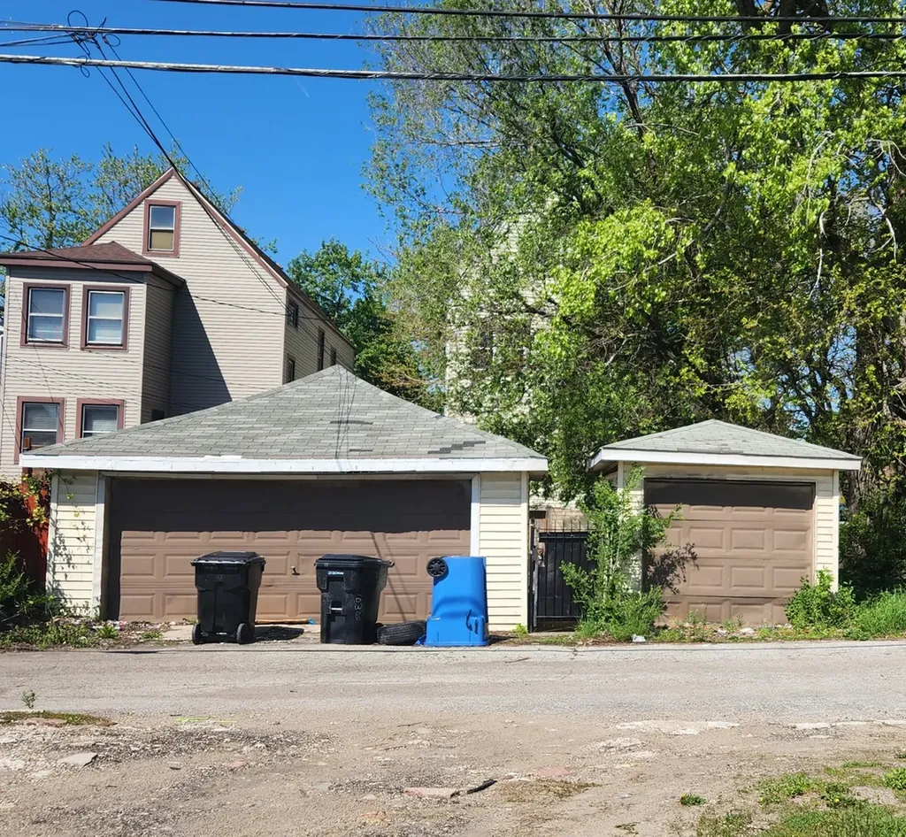 10305 South Avenue J Chicago IL 60617