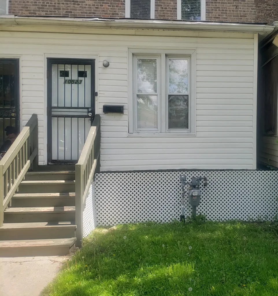 10523 South Corliss Avenue Chicago IL 60628