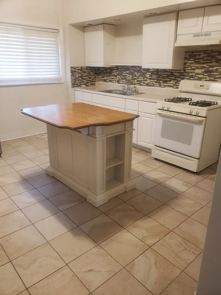 10523 South Corliss Avenue Chicago IL 60628