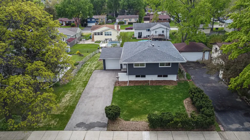 2541 75TH Street Woodridge IL 60517