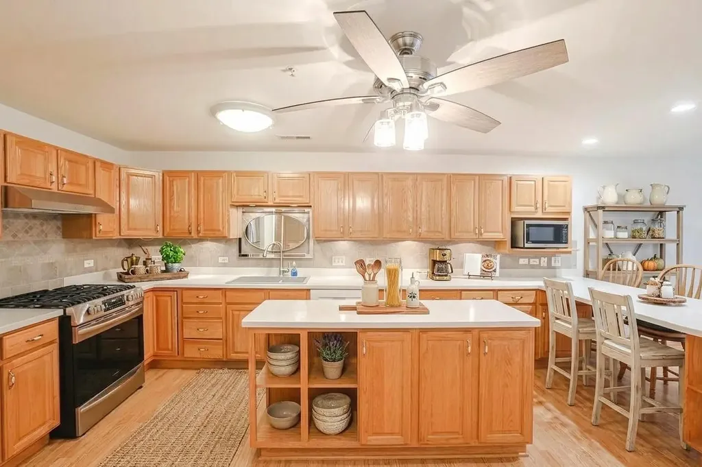 27 East Hattendorf Avenue Roselle IL 60172