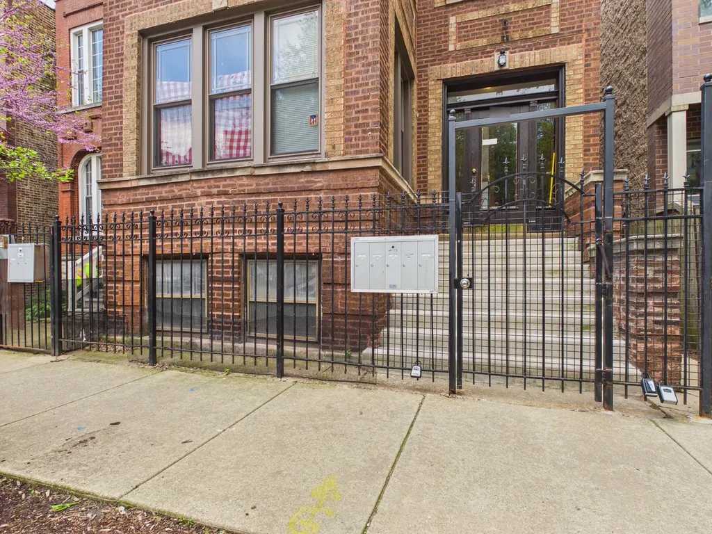 2711 West Haddon Avenue Chicago IL 60622