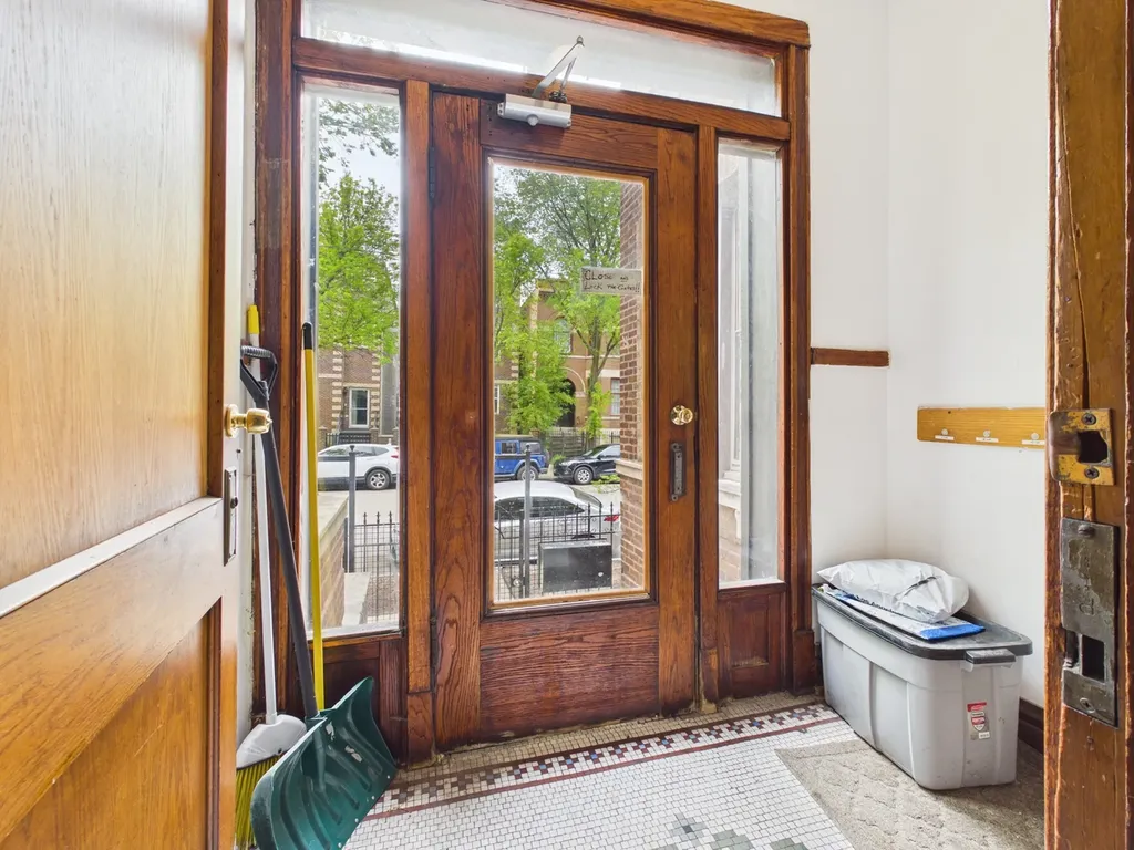 2711 West Haddon Avenue Chicago IL 60622