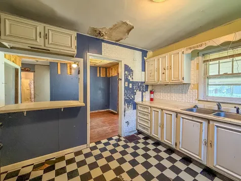 931 1ST Street Charleston IL 61920