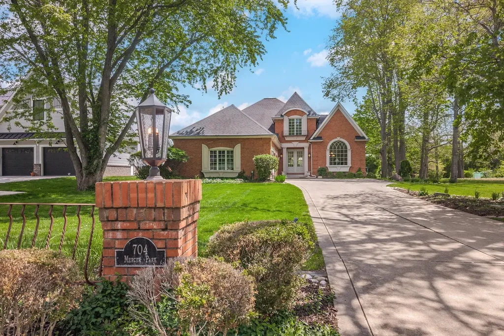 704 South Mercer Avenue Bloomington IL 61701