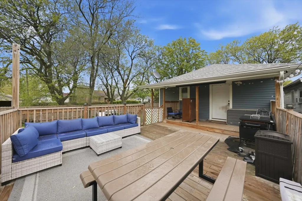 1053 West 104th Place Chicago IL 60643