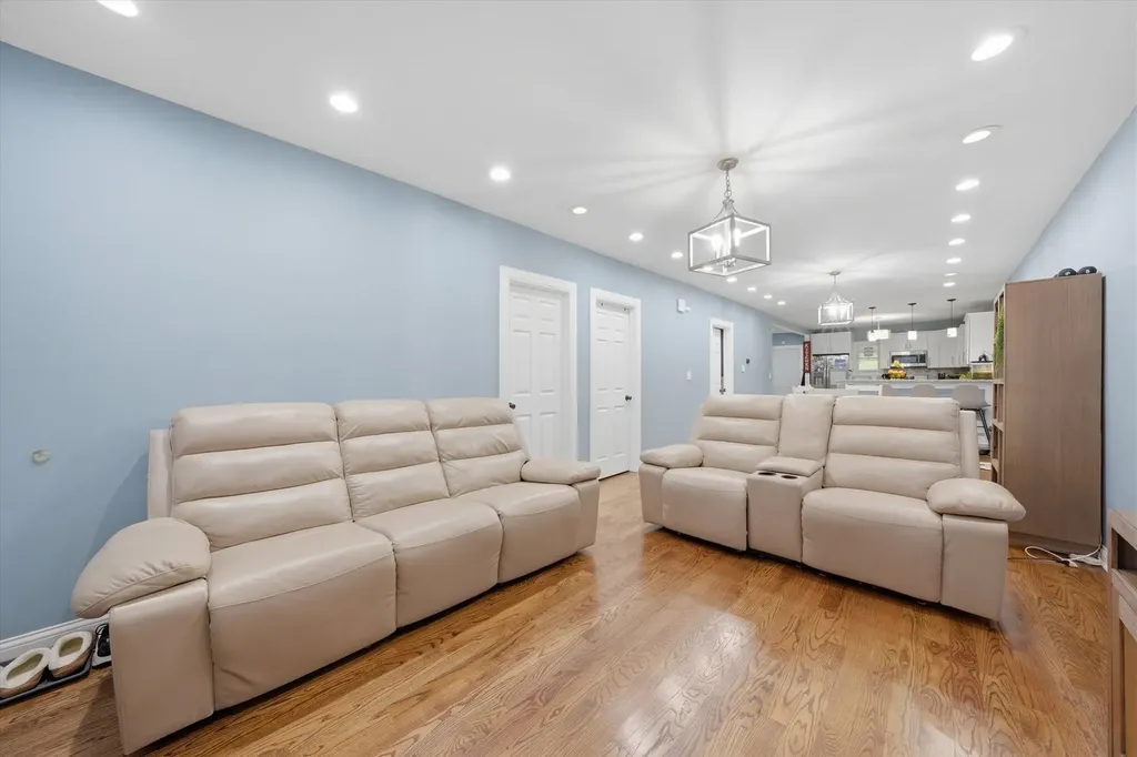 1053 West 104th Place Chicago IL 60643