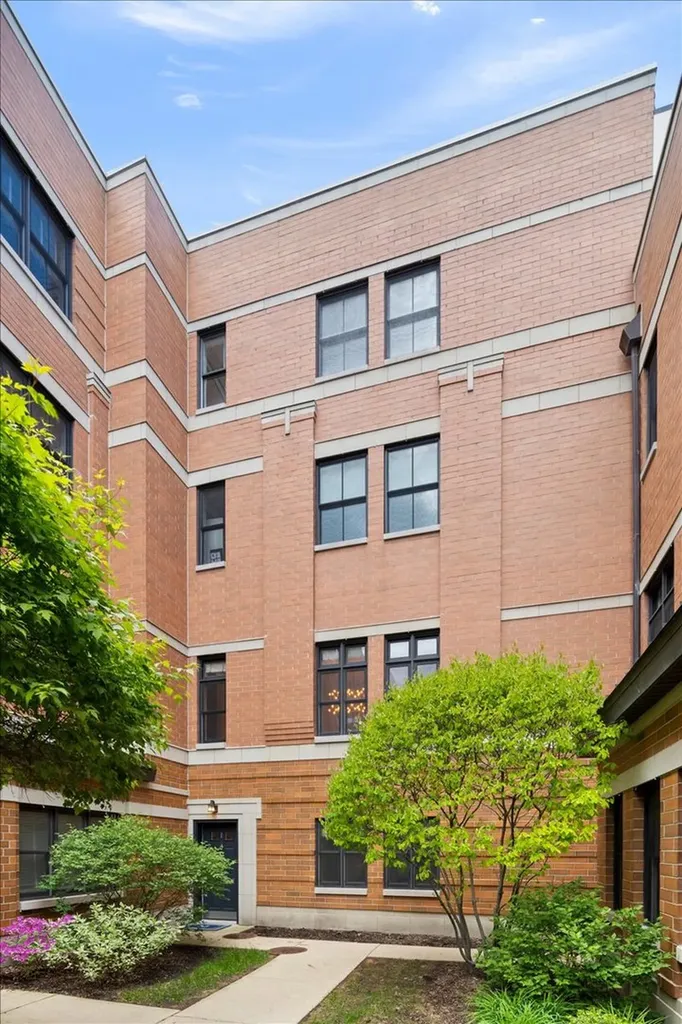 3842 North Southport Avenue Chicago IL 60613