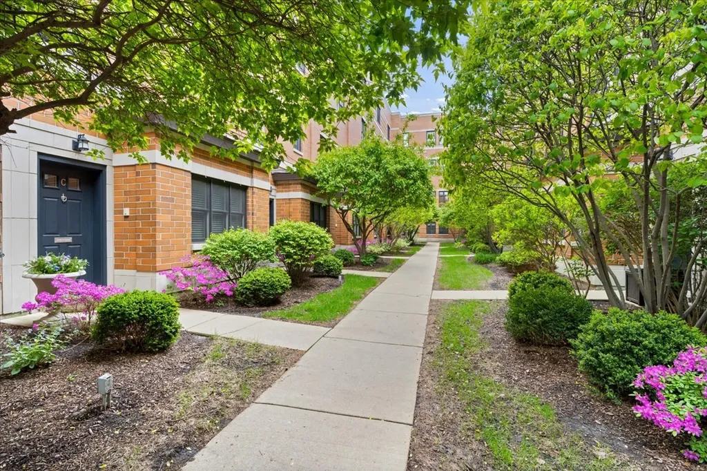 3842 North Southport Avenue Chicago IL 60613