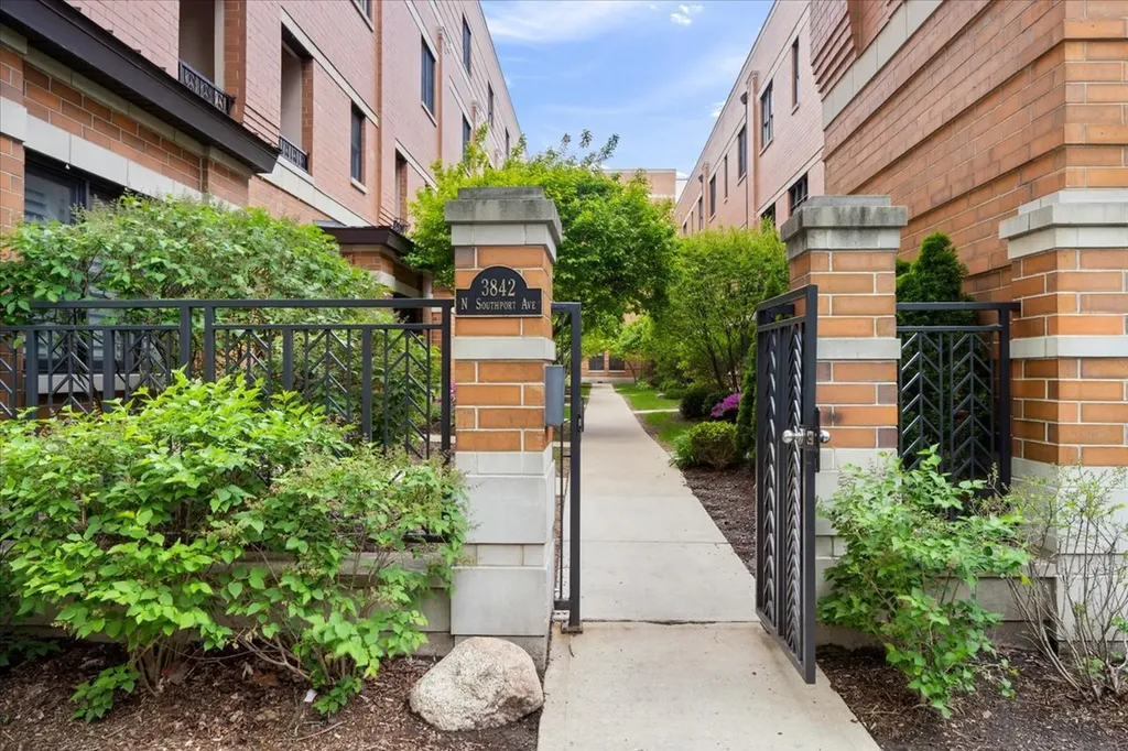 3842 North Southport Avenue Chicago IL 60613
