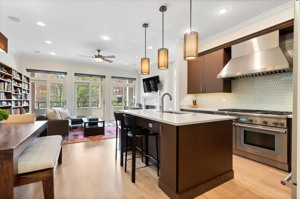 3842 North Southport Avenue Chicago IL 60613