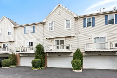 726 Hanbury Drive Des Plaines IL 60016