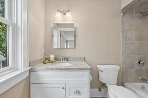 407 Mckinley Avenue Libertyville IL 60048