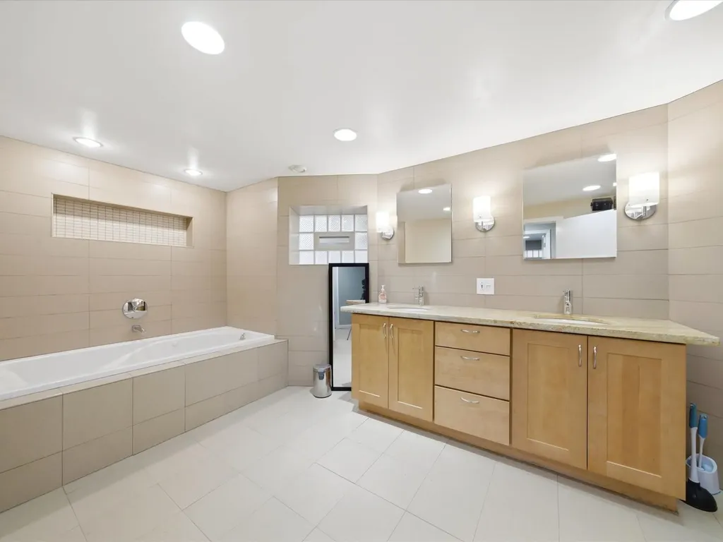 5919 North Bernard Street Chicago IL 60659