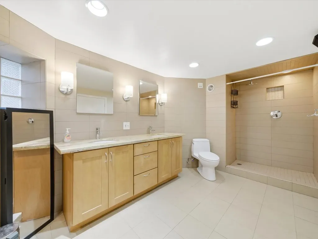 5919 North Bernard Street Chicago IL 60659