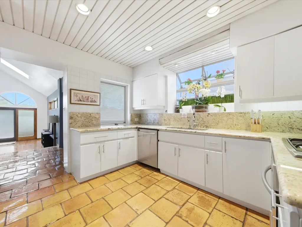 5919 North Bernard Street Chicago IL 60659