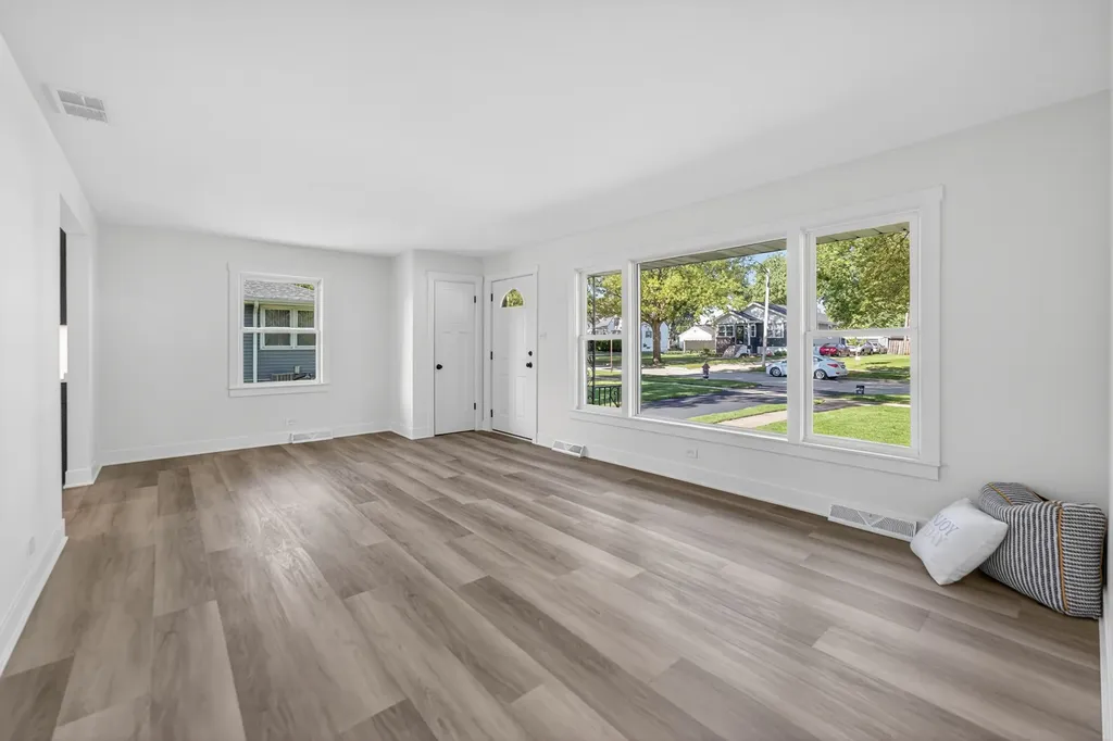 241 South Riverside Drive Villa Park IL 60181