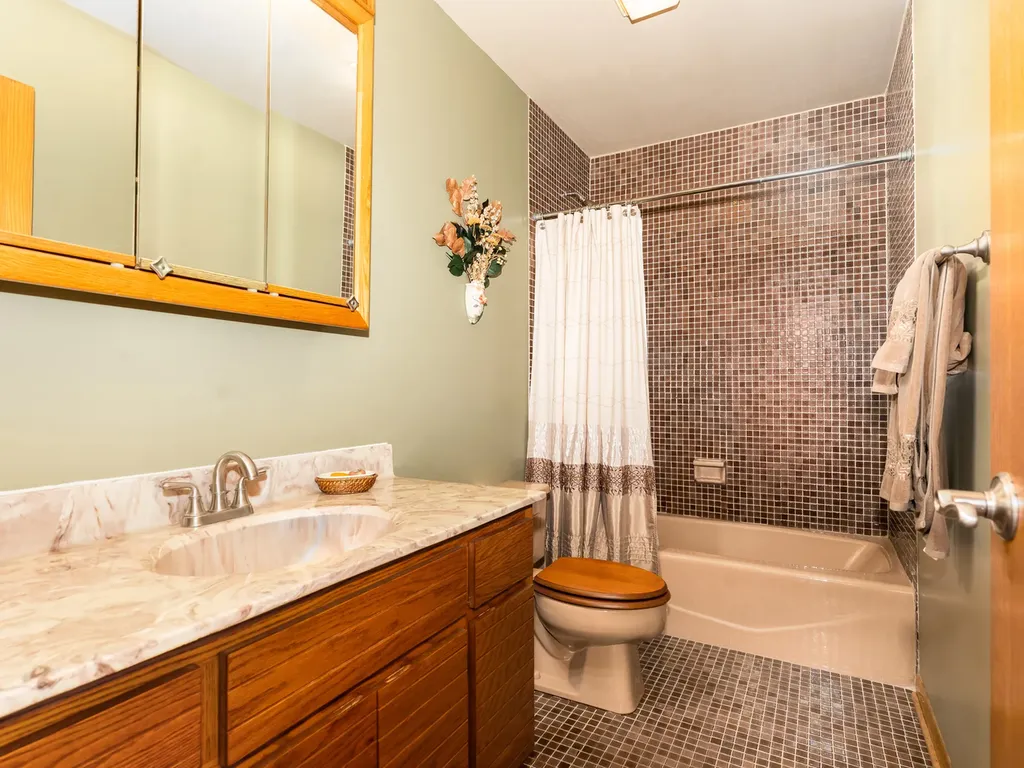 1925 Pine Road Lisle IL 60532