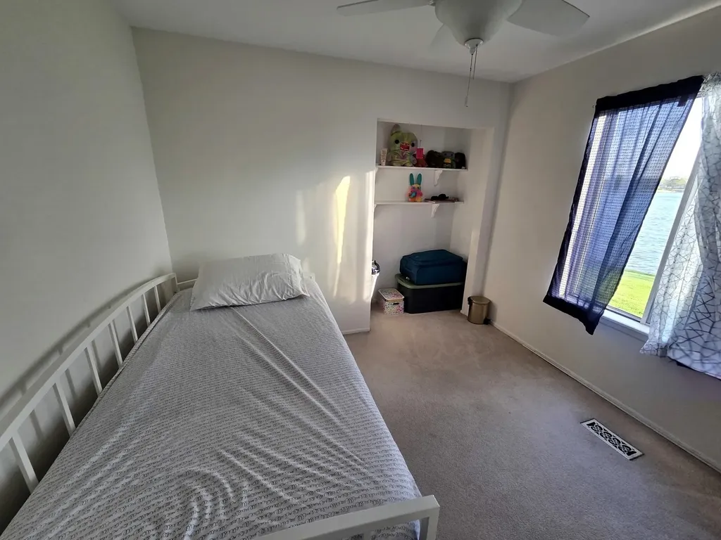 390 Springlake Lane Aurora IL 60504