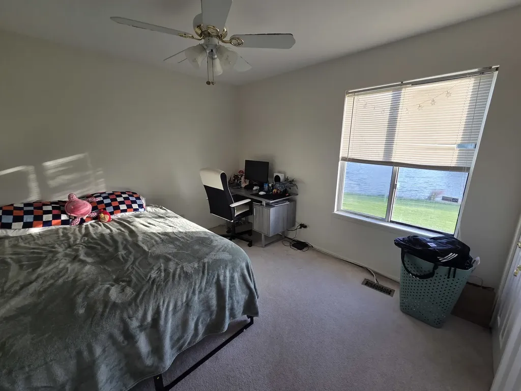 390 Springlake Lane Aurora IL 60504