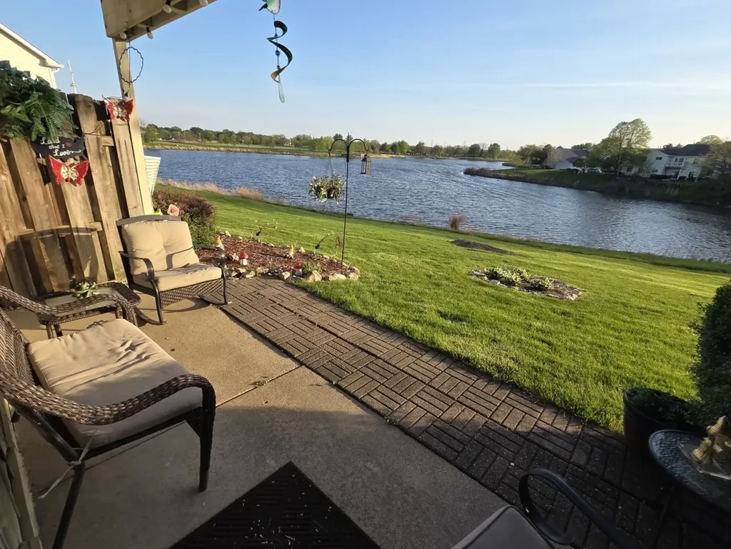 390 Springlake Lane Aurora IL 60504