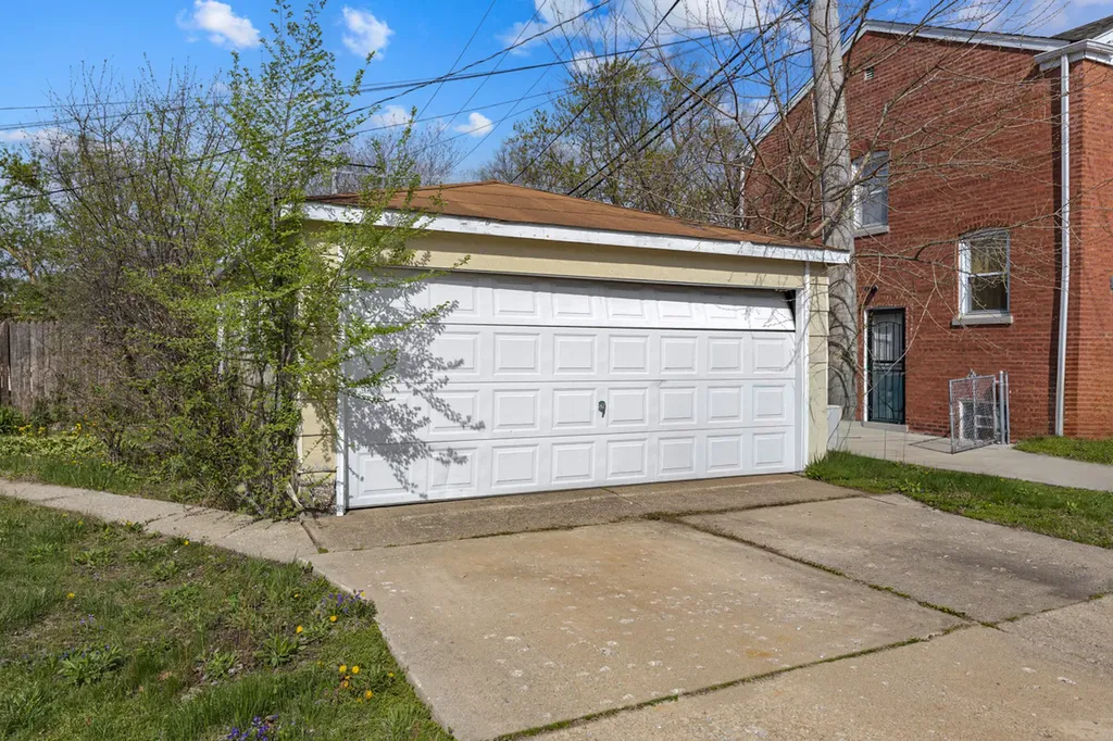 2556 East 97th Place Chicago IL 60617