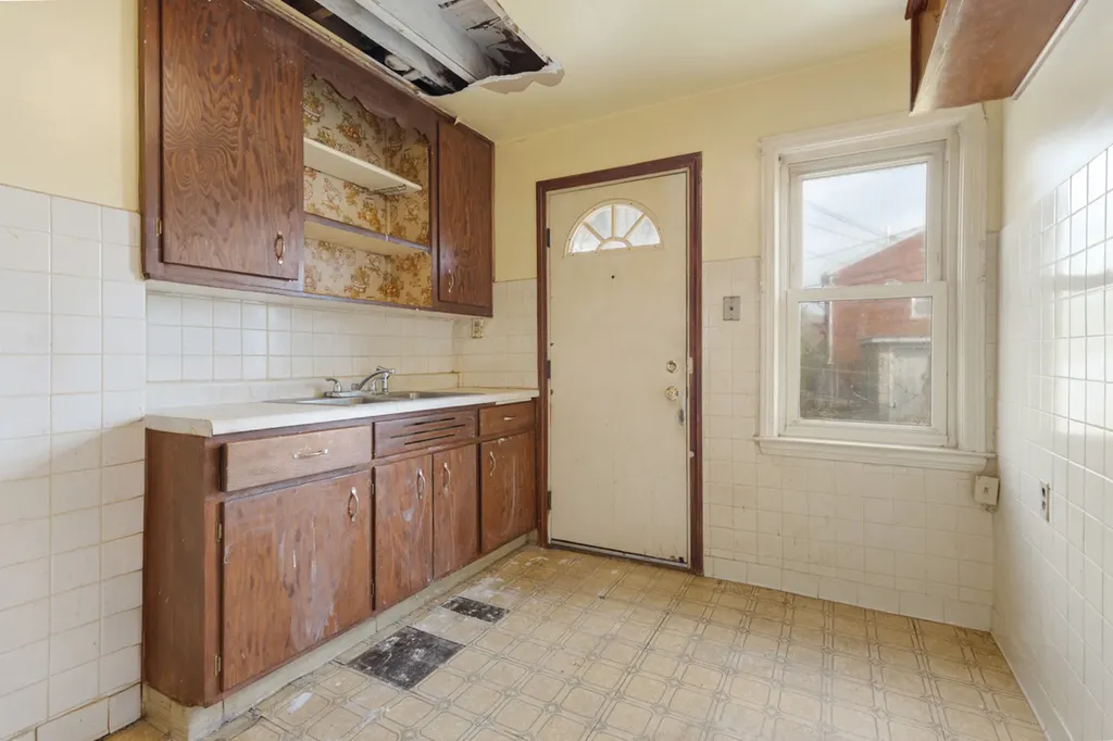 2556 East 97th Place Chicago IL 60617