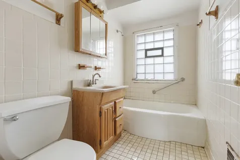 2556 East 97th Place Chicago IL 60617