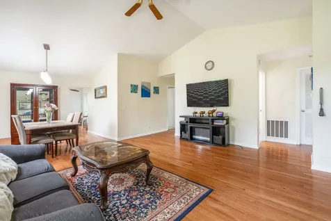 63 Tyler Court Streamwood IL 60107