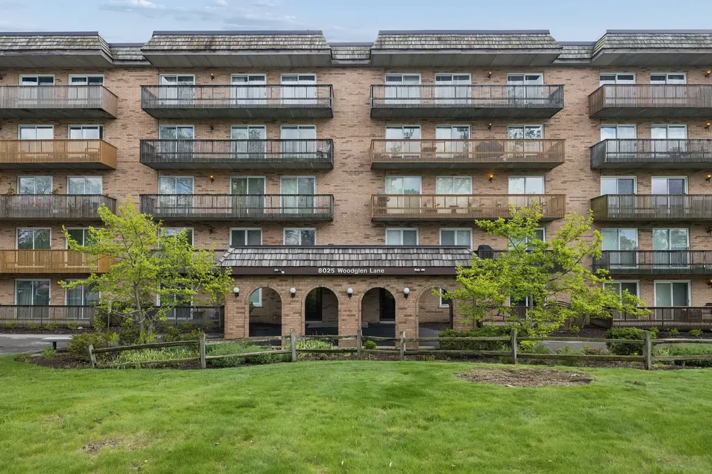 8025 Woodglen Lane Downers Grove IL 60516