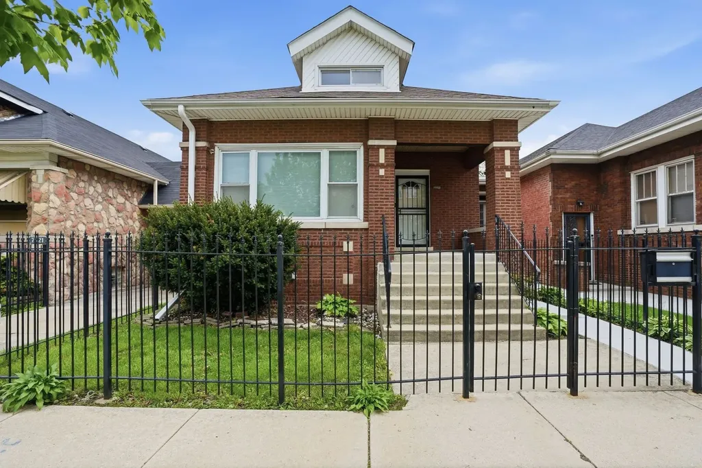 7923 South Luella Avenue Chicago IL 60617