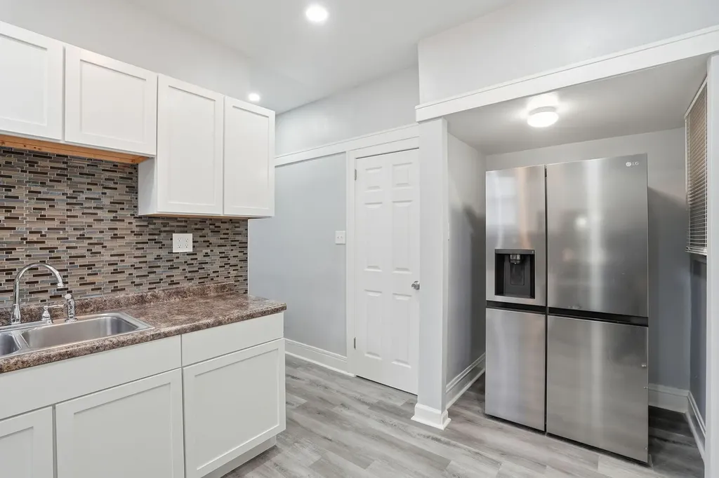 7923 South Luella Avenue Chicago IL 60617