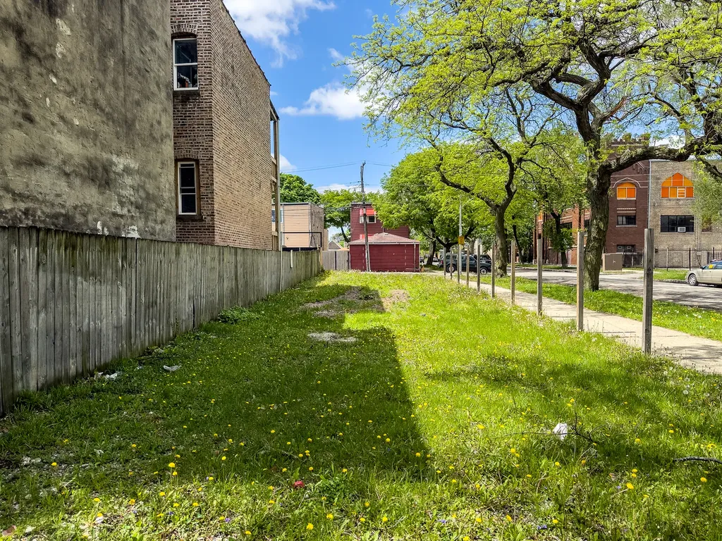 856 North Avers Avenue Chicago IL 60651