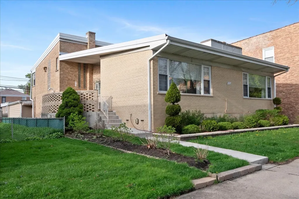 2732 West Estes Avenue Chicago IL 60645
