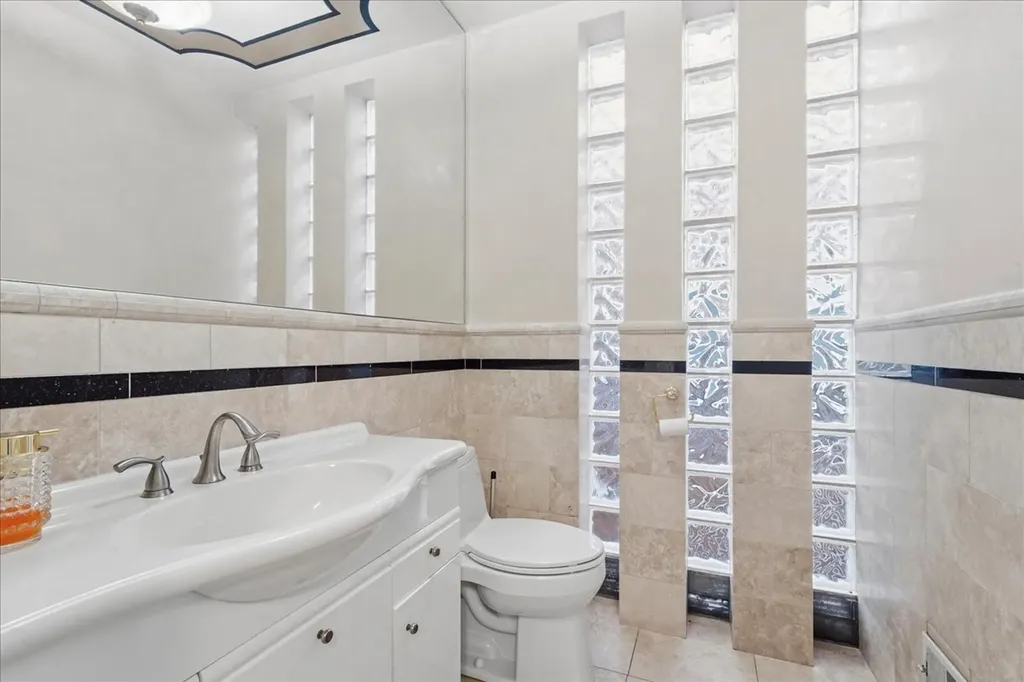 2732 West Estes Avenue Chicago IL 60645