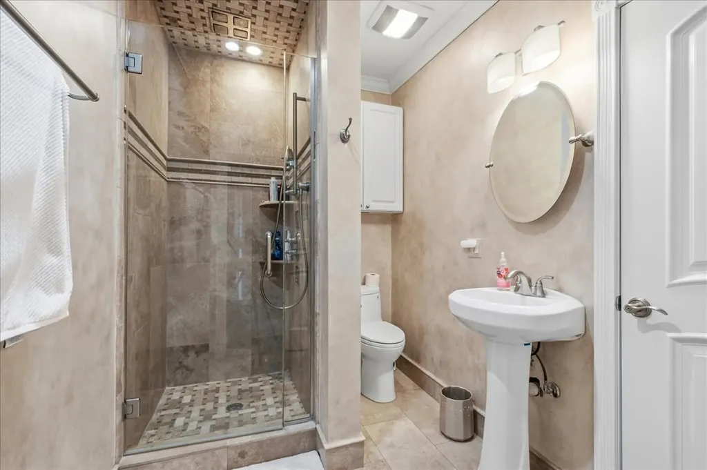 2732 West Estes Avenue Chicago IL 60645