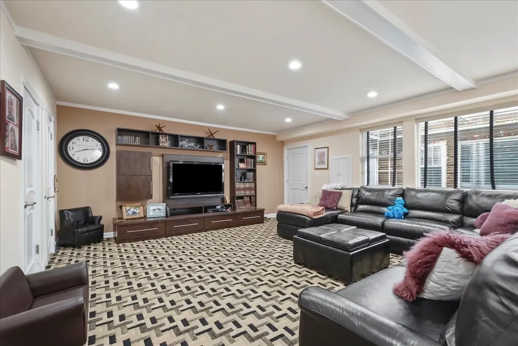 2732 West Estes Avenue Chicago IL 60645