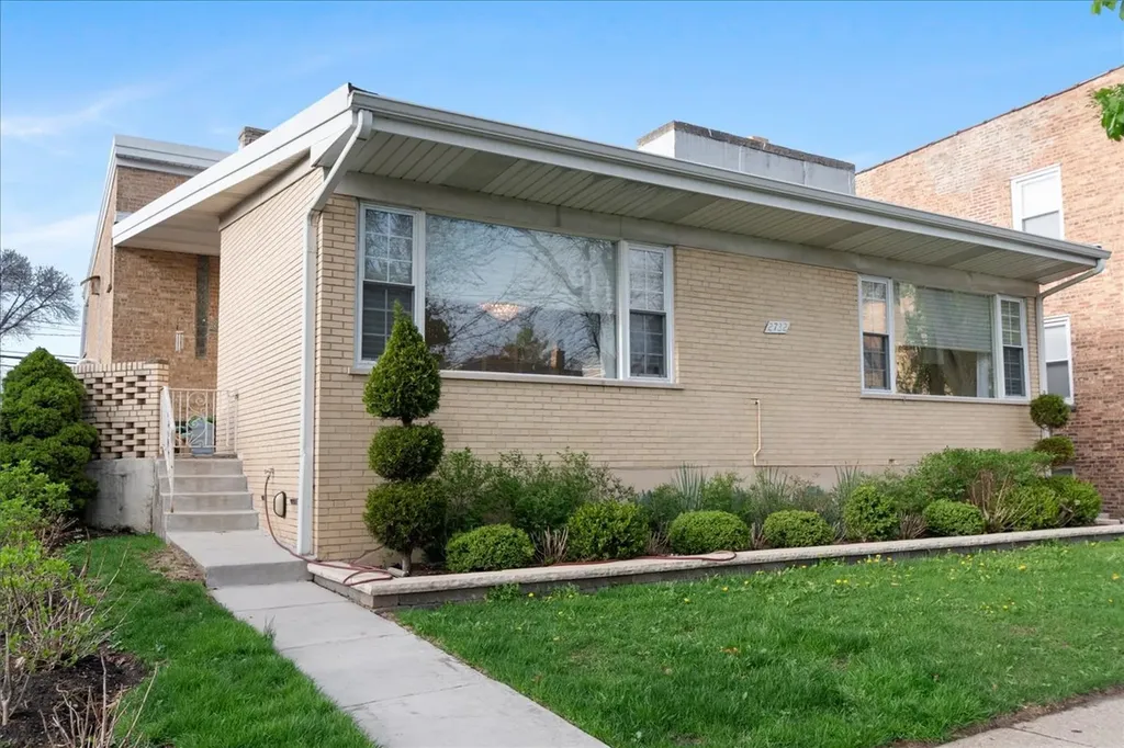 2732 West Estes Avenue Chicago IL 60645