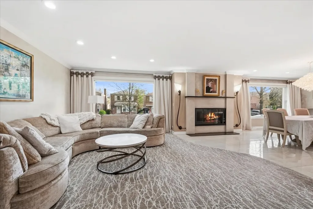 2732 West Estes Avenue Chicago IL 60645