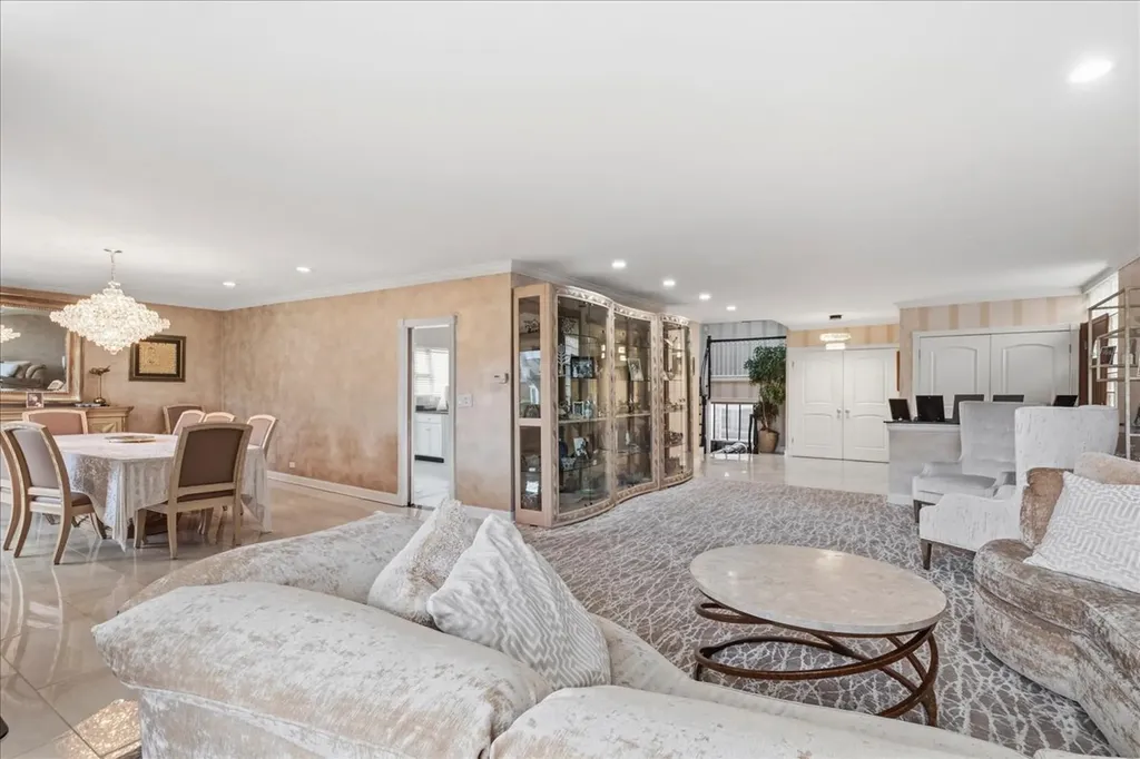 2732 West Estes Avenue Chicago IL 60645