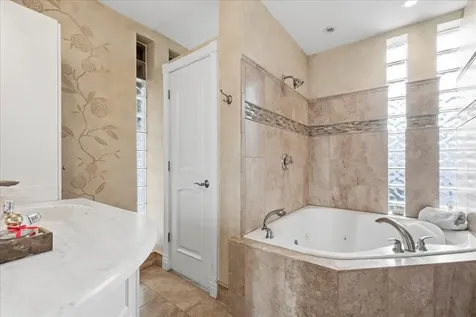 2732 West Estes Avenue Chicago IL 60645