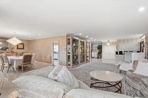 2732 West Estes Avenue Chicago IL 60645