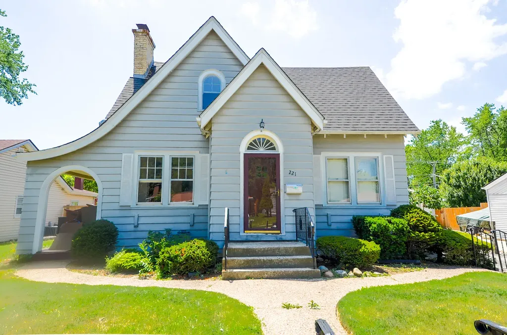 221 West Courtland Street Mundelein IL 60060