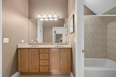 512 Oak Street Libertyville IL 60048