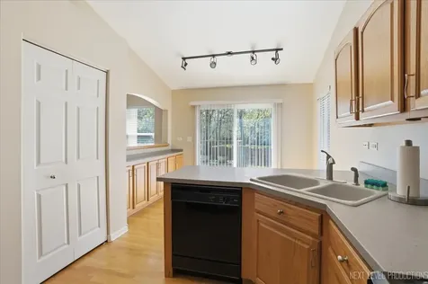 1502 Hartsburg Lane North Aurora IL 60542
